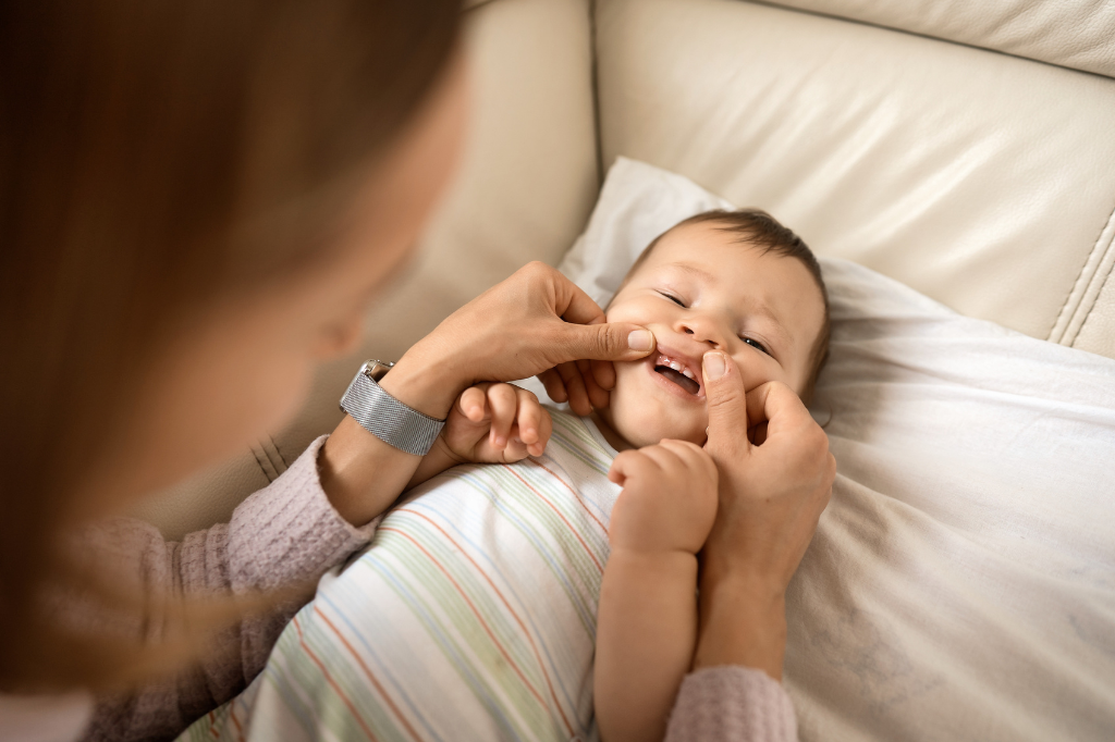 Dicas para Aliviar a Dor dos Primeiros Dentes do Bebê: Métodos Efetivos e Seguros