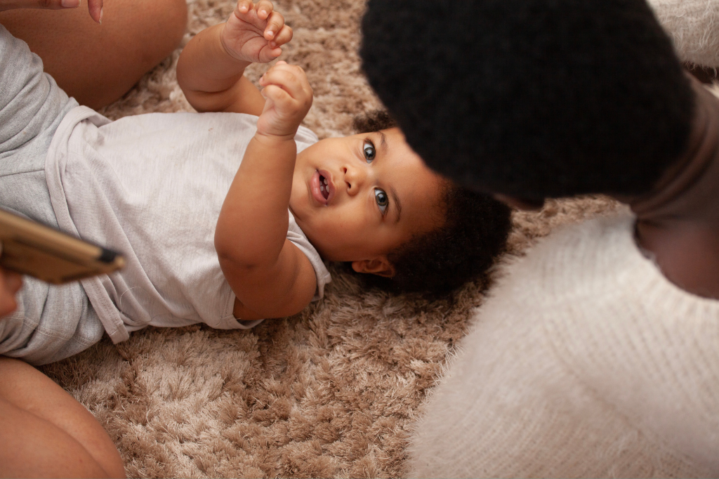 Como criar uma rotina de cuidados com o bebê para novos pais