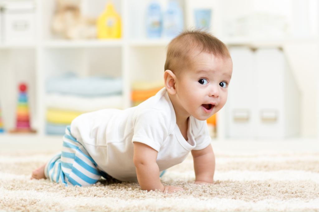 Como criar um ambiente seguro para o bebê engatinhar em casa